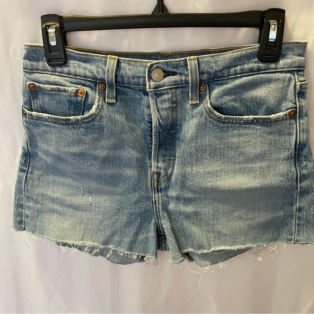 Levi’s Premium Quality Wedgie High Rise Jean Short Button Fly Size 27 Light Wash